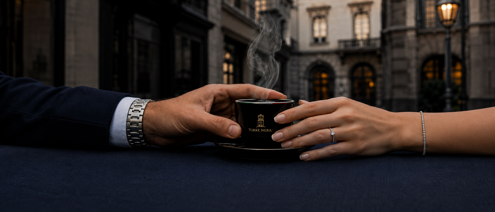 Dwie osoby dzielące filiżankę espresso Torre Nera w eleganckim włoskim otoczeniu